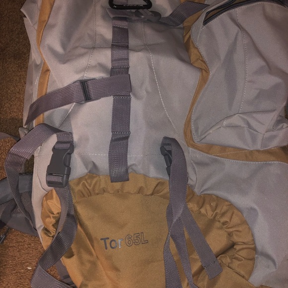 Brand new mountain warehouse Tor 65 L hiking backpack - Picture 2 of 4